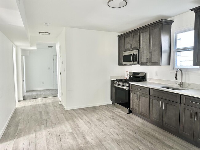 Building Photo - 619 Seneca St Unit A