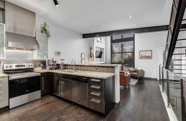 Photo - 1212 13 Av SW