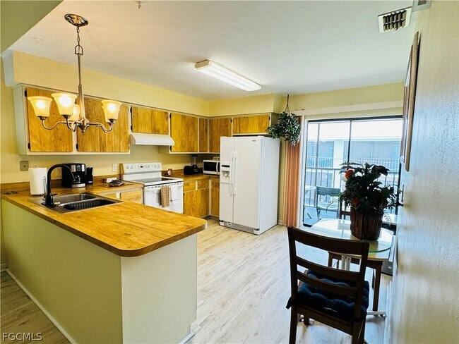 Photo - 4903 Vincennes St Unidad 212