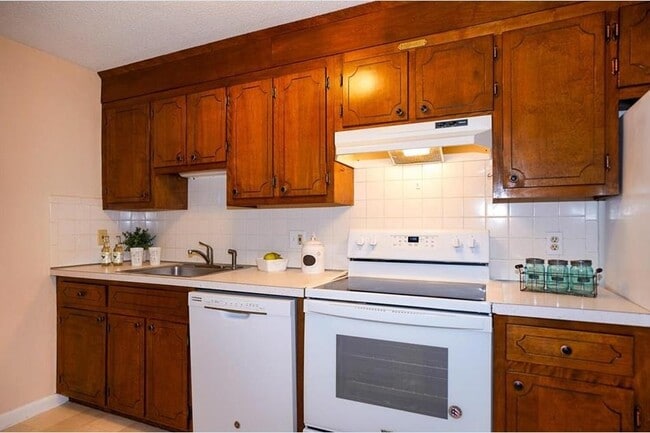 Photo - 12 Hallmark Gdns Unit 9