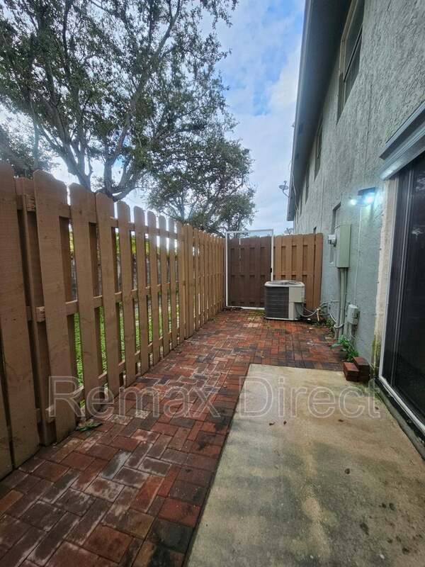 Photo - 331 Cypress Way W