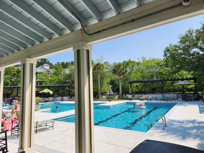 Photo - 2021 Basildon Rd Unit 2021