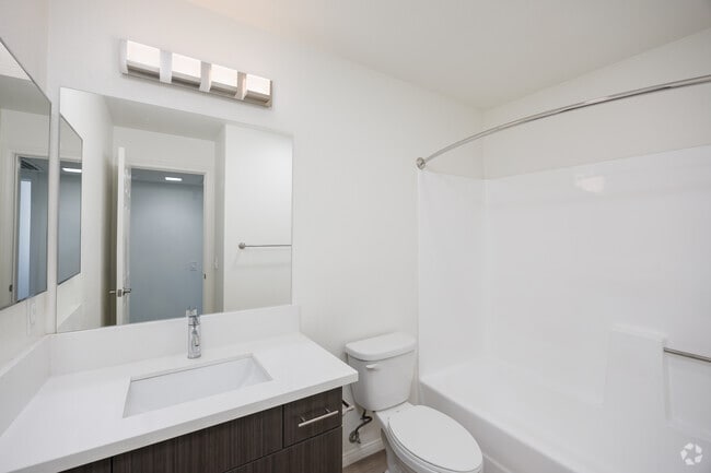 2BR, 2BA - 925SF - Second Bathroom