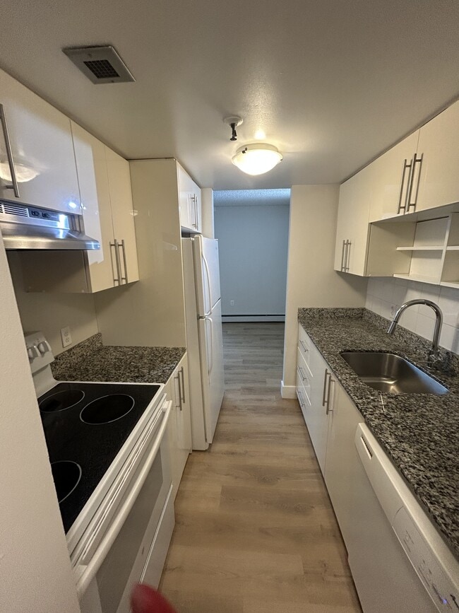 Building Photo - 1157-1157 Tower Rd Unit 103