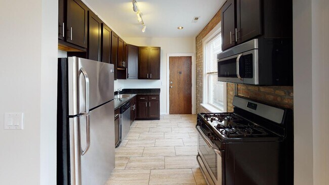 Photo - Rogers Park 2 Bed 1 Bath! Available 6/10 / Dog Friendly / Laundry In Building Unit 3