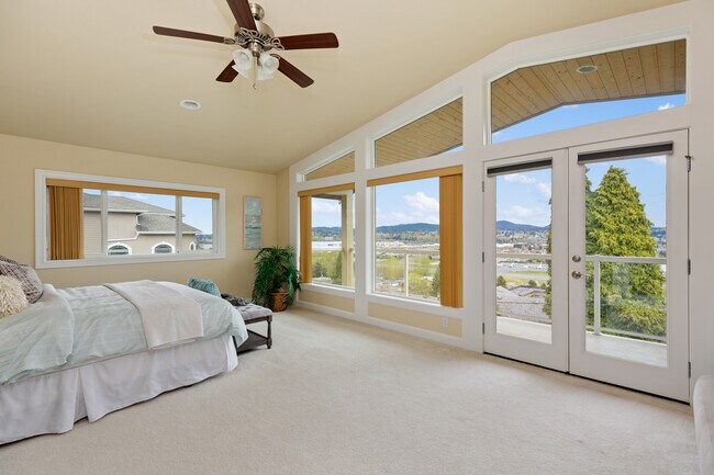 Photo - 351 Lind Ave NW