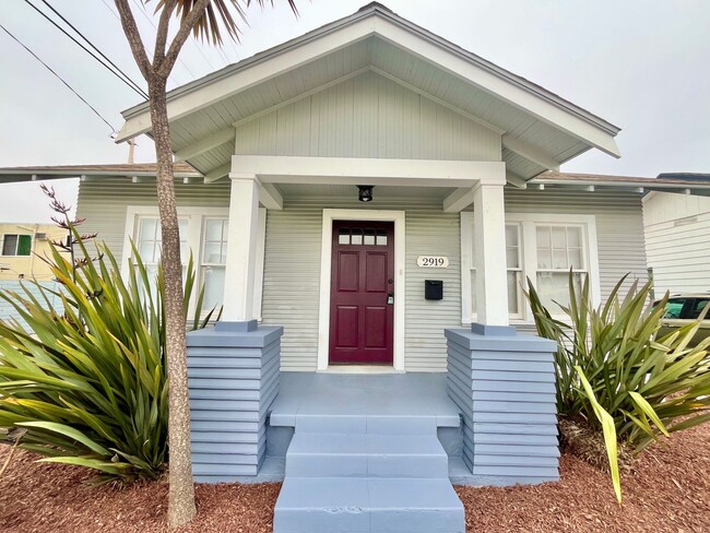 Building Photo - 2 Bedroom/1 Bathroom Single Family Home with 1-Car Garage and Laundry