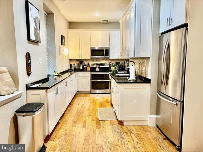 Photo - 300 Lombard St