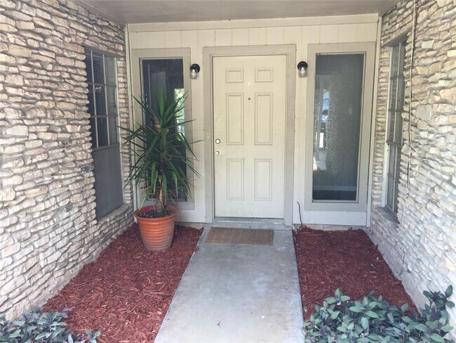 Building Photo - 1910 Westridge Dr Unit B