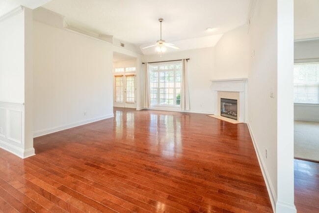 Photo - 256 Southbank Dr