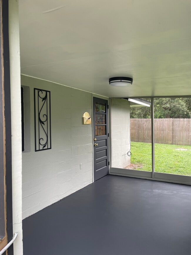 Photo - 215 Adelaide Blvd