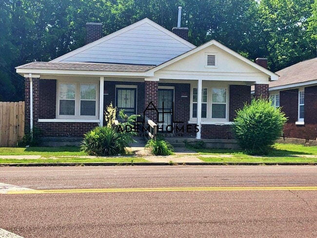 Building Photo - Spacious 2 Bedroom Home in a Central Locat...