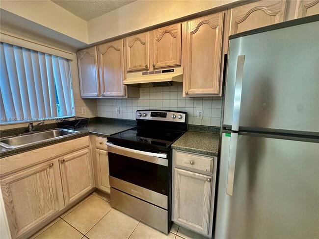 Building Photo - 1274 NE 40th St Unit 2