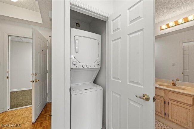 Building Photo - 900 Arbor Lake Dr Unit 9-307