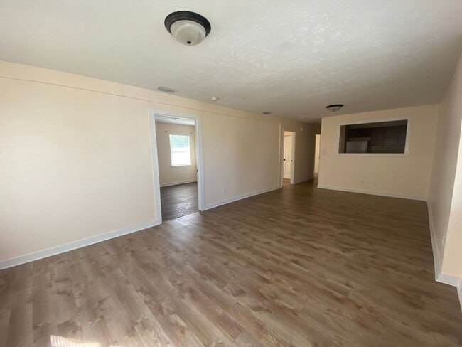 Photo - Charming 3Bed/2Ba Duplex Unit Conveniently...