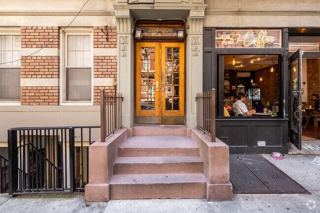 Photo - 204-206 W 10th St