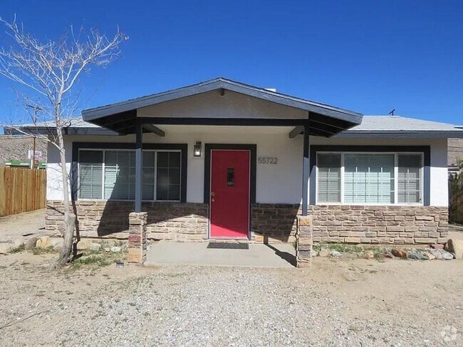 Building Photo - Yucca Valley Beautiful Family Home