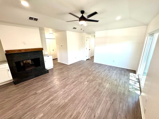 Photo - 9842 Camfield Ave