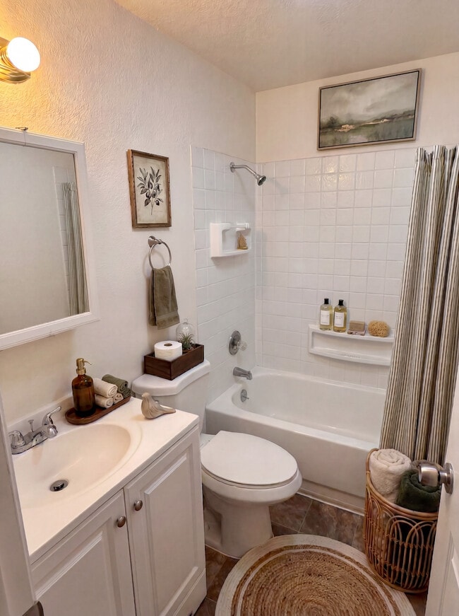 1 Bedroom - Bathroom - Oak View Village