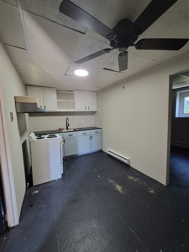 Building Photo - 250 S Poplar St Unit Apt. 8