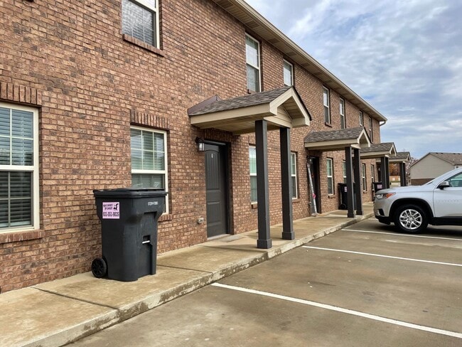 Building Photo - 1708 Manning Dr Unit 4