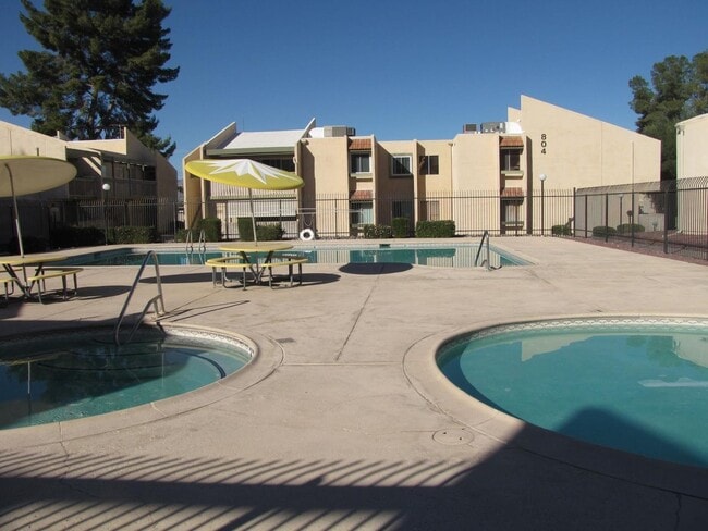 Building Photo - 2 Bedroom, 2 Bath