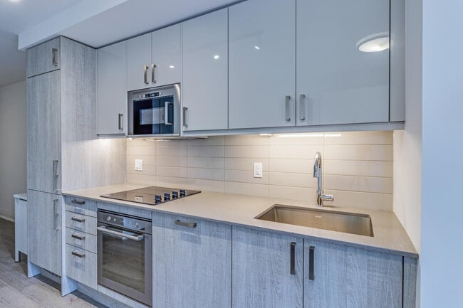 Building Photo - Bachelor Unit 1