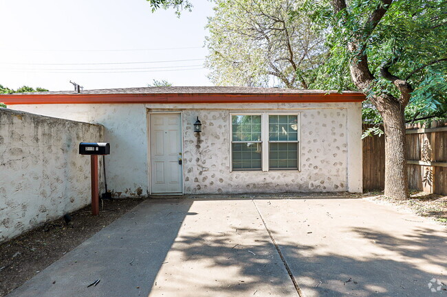Building Photo - Charming Tuscany Style Back house 1 block ...