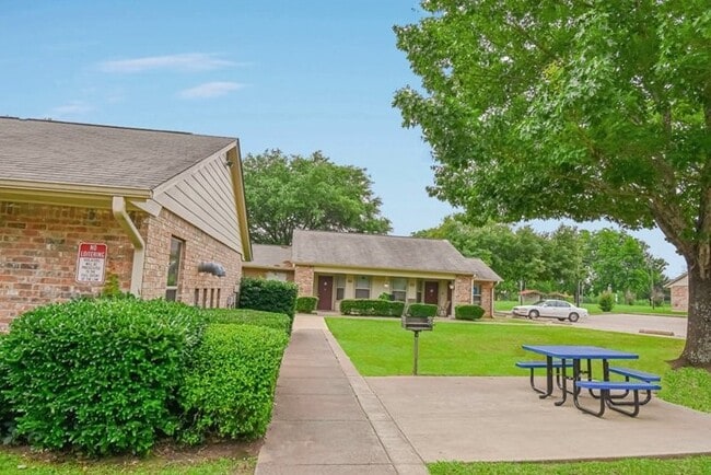 Photo - 1220 Heritage Dr