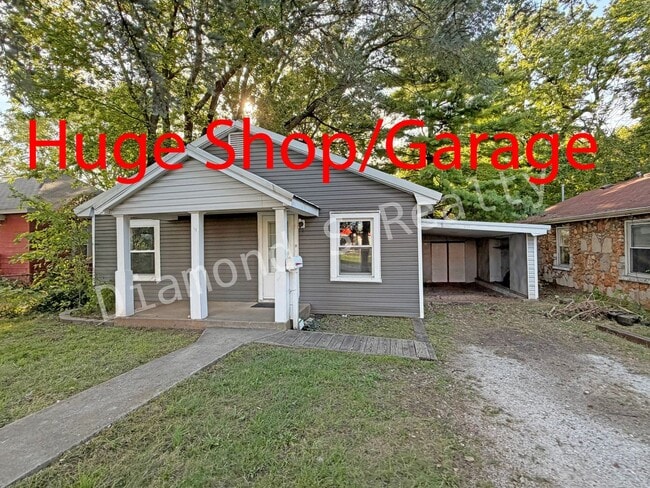 Building Photo - MOVE IN SPECIAL!  Cute 3 bedroom home close to Evangel University and Spfd/Green County Park Board