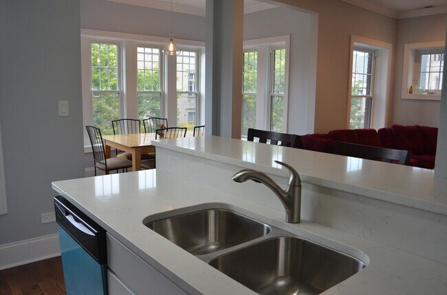 Photo - Beautiful penthouse unit in Lakeview Unit 735-3F