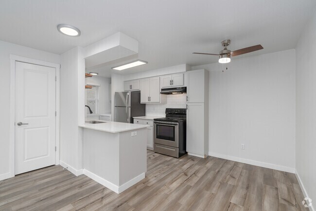 2BR, 2BA - 922SF - Dining Room