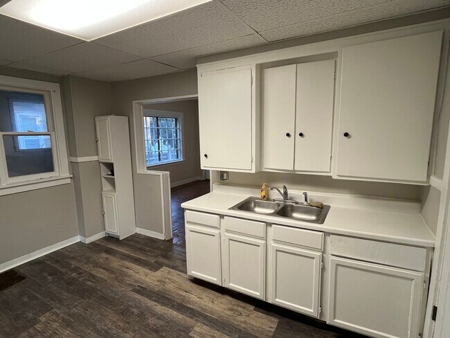 Photo - 749 Alpine Ave NW