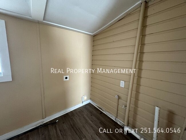 Photo - 2064 Andrews St