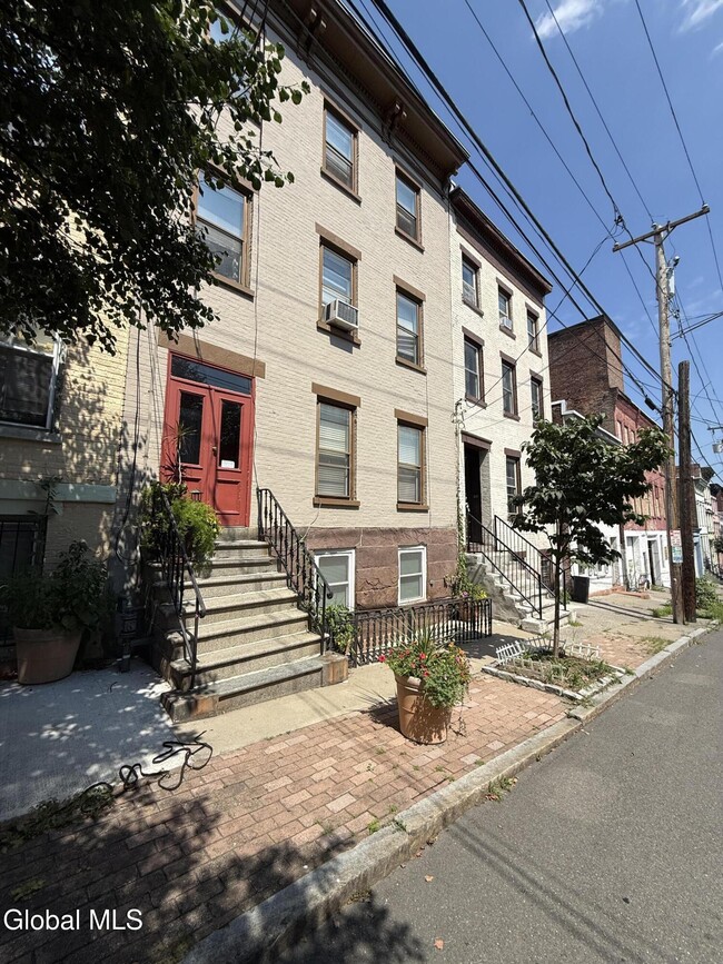 Building Photo - 31 Elm St Unit Garden