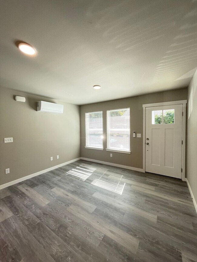 Photo - 918-922 Billy Frank Jr. St Unit 918