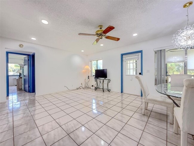 Photo - 301 Knotty Pine Cir Unidad D2
