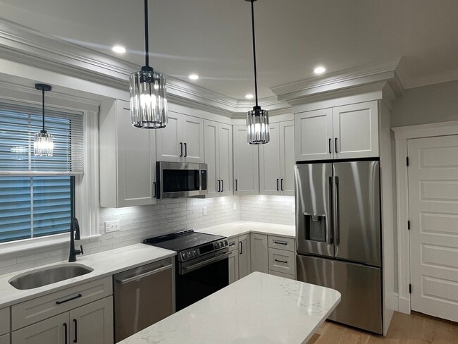 Building Photo - 170 Webster Ave Unit 1