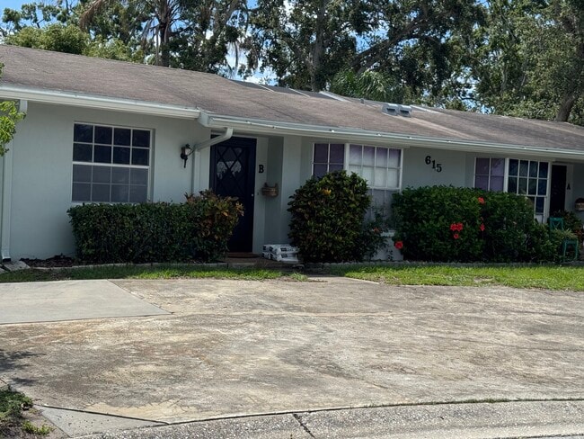 Photo - 615 Heritage Ln