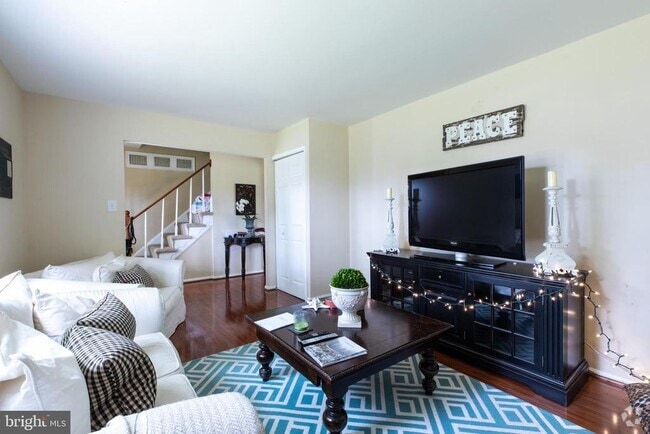 Building Photo - 2527 Lindley Terrace Rental