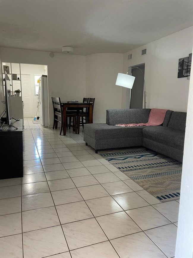 Building Photo - 3551 SW 11th St Unit 7B
