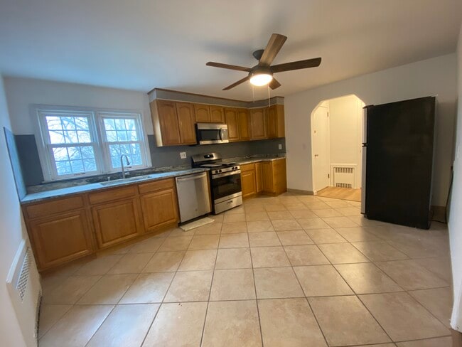 Eat-in Kitchen - 212 Forest St Unit 2