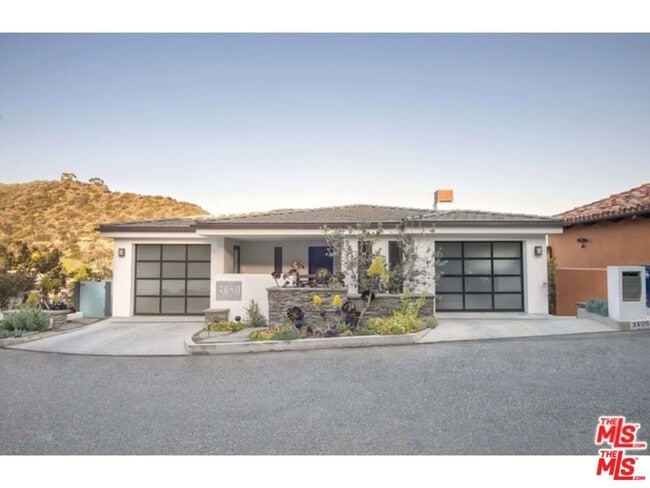 Building Photo - 3850 Rambla Orienta