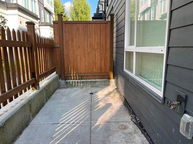 Photo - 18855-18872 72 Ave