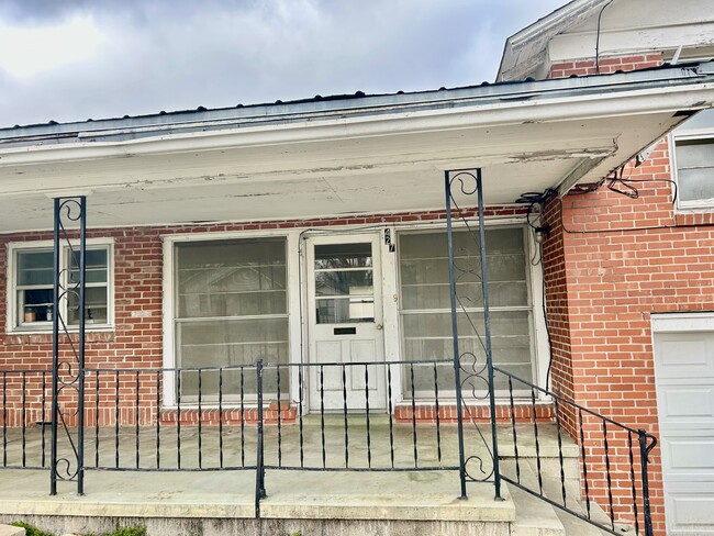 Building Photo - 427 S Center Ave