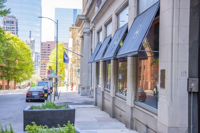 Building Photo - Luxury One Bedroom Unit in  Downtown Business District