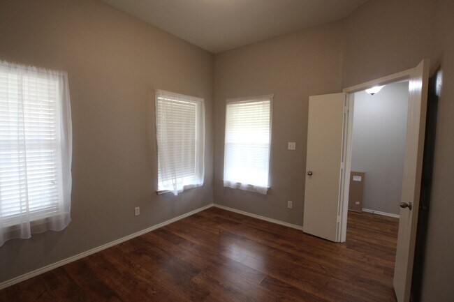 Photo - Beautiful 4 bedroom 2 bath home in Flint!