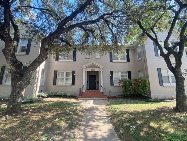 Historic 1/1 located off the St Mary's st... - Historic 1/1  located off the St Mary's st... House