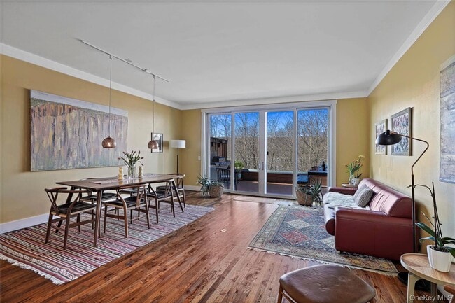 Photo - 493 Warburton Ave