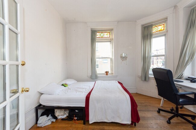 Photo - Great BU two bedroom, high ceilings, great living room Unit #1